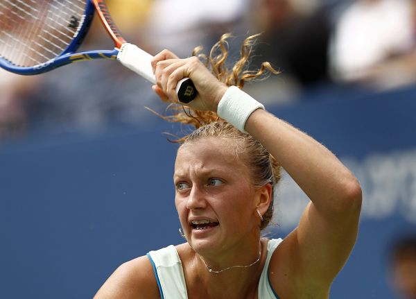 爱游戏全站科维托娃爆冷击败巴塞罗那，高光表现引爆全场！(科维托娃漂亮吗)